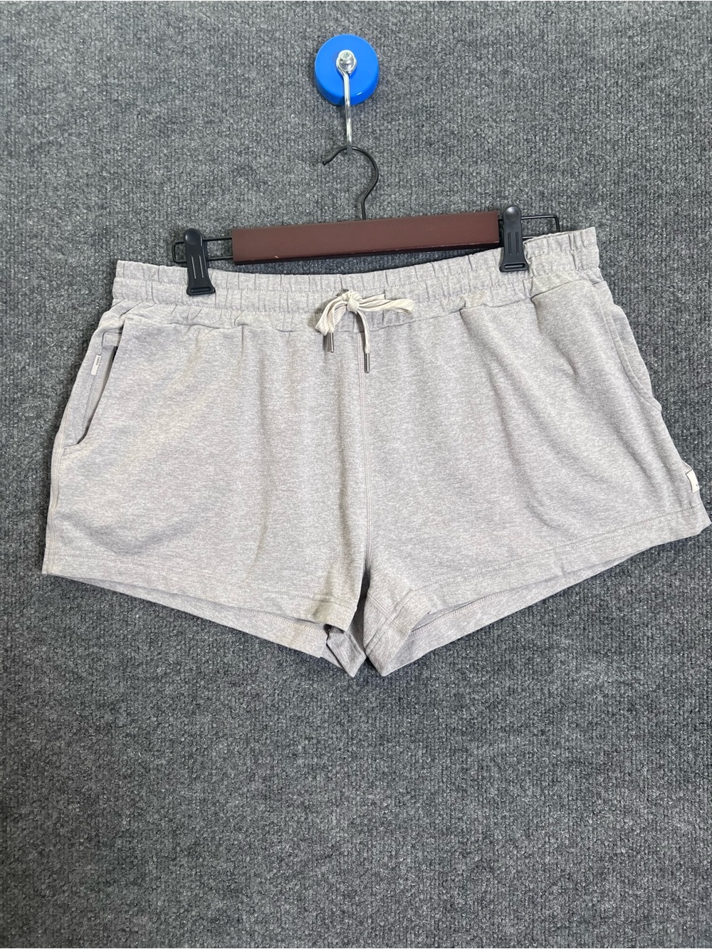 Vuori Women’s Halo Performance Shorts Large Gray Drawstring Zip Pocket Athletic